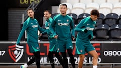 Paisley (United Kingdom), 14/10/2024.- Portugal player Cristiano Ronaldo participates in a training session of the team in Paisley, Scotland, Britain, 14 October 2024. Portugal face Scotland in a UEFA Nations League match on 15 October. (Reino Unido) EFE/EPA/MIGUEL A. LOPES
