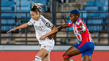 Olga Carmona y Ajibade disputan un balón en el Real Madrid - Atlético de Liga F.