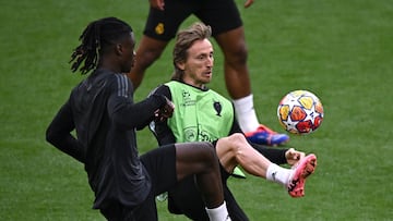 Camavinga y Modric se ejercitan en la víspera de la final de la Champions ante el Dortmund en Wembley.