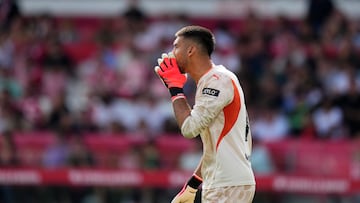 GIRONA, 06/10/2024.- El guardameta del Girona, Paulo Gazzaniga, durante el partido de LaLiga disputado ante el Girona este domingo en el estadio de Montilivi. EFE/ Siu Wu
