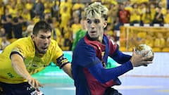 Daniel Dujshebaev (intenta parar a Petar Cikusa