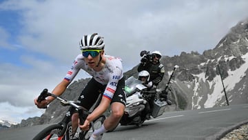 Tadej Pogacar desciende el Galibier.