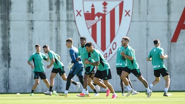 LEZAMA (BIZKAIA), 08/07/2024.- Yuri Berchiche (c) calienta durante el entrenamiento que el Athletic de Bilbao ha celebrado este lunes, el primero de la temporada 2024-2025, con las ausencias de sus internacionales y las novedades del delantero Álvaro Djaló y el lateral Andoni Gorosabel, los dos fichajes realizados hasta el momento por la entidad rojiblanca. EFE/ Javier Zorrilla
