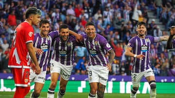 VALLADOLID, 05/10/2024.- El delantero del Real Valladolid Selim Amallah (3i) celebra con sus compañeros el gol marcado ante el Rayo Vallecano durante el partido de la novena jornada de LaLiga EA Sports disputado entre el Real Valladolid y el Rayo Vallecano este sábado en el estadio José Zorrilla de Valladolid. EFE/R. García

