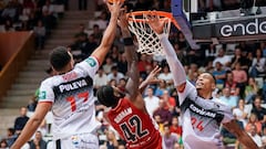El jugador del Coviran Granada Jacob Wiley y el jugador del Basket Girona Aljami Durham, durante el partido de la jornada 3 de la Liga Endesa.