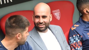 Claudio Giráldez sonríe en el banquillo de San Mamés.