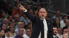 Chus Mateo, da indicaciones a sus jugadores durante el partido contra el Partizán en el WiZink Center de Madrid.