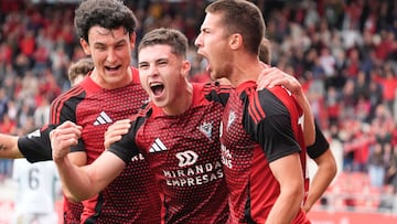 Tomeo celebra el gol de la victoria junto a Panichelli y Juan Gutiérrez.