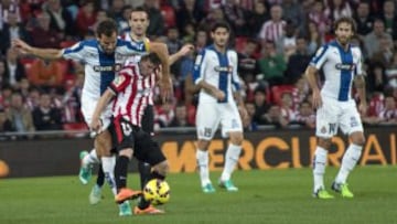El centrocampista uruguayo del RCD Espanyol Christian Stuani lucha el balón con el delantero Iker Muniain.