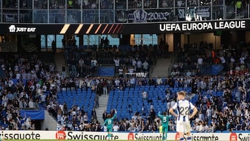 SAN SEBASTIÁN , 03/10/2024.- Los jugadores del Anderlecht Theo Leoni (izda) y N'Diaye Moussa (5) se dirigen a sus seguidores durante el partido de Liga Europa que disputan este jueves en el estadio Reale Arena de San Sebastián. EFE/Juan Herrero