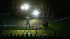 Rafael Nadal posa ante los fotógrafos con el trofeo de Wimbledon 2008 tras vencer en la final a Roger Federer.