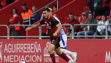 Alberto Reina en una acción del duelo ante el Granada.