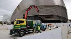 Trabajadores con sus maquinarias de construcción en los alrededores del Estadio Santiago Bernabéu.