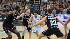 Facundo Campazzo, entra a canasta ante varios jugadores del Bilbao Basket.