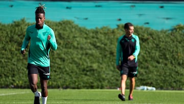 GRAFCAV8153. LEZAMA  (BIZKAIA), 24/09/2024.- El jugador internacional del Athletic Nico Williams se entrena junto al recuperador (d) este martes durante el entrenamiento con el que el Athletic prepara su debut europeo de esta temporada, el partido de este jueves de Liga Europa ante la Roma en el Estadio Olímpico de la capital italiana. EFE/Luis Tejido
