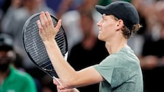 Jannik Sinner celebra su triunfo ante Novak Djokovic en el Shanghai Masters.