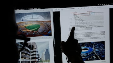 VALENCIA, 09/02/2024.- Una persona contempla parte del Proyecto básico reformado de obras y actividades del nuevo estadio del Valencia CF que el club ha mandado al consistorio. EFE/Kai Försterling
