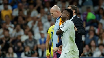 El delantero brasileño del Real Madrid Vinicius se duele de un hombro durante el partido de la jornada 9 de Liga que disputaron Real Madrid y Villarreal.