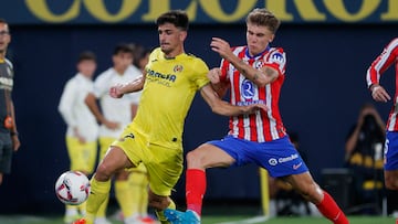 El delantero del Villarreal Gerard Moreno (i) pelea una posesión ante el mediocentro del Atlético de Madrid Pablo Barrios este lunes, en un partido de la primera jornada de LaLiga EA Sports, entre el Villarreal CF y el Atlético de Madrid, en el Estadi de la Ceràmica de Villarreal (Comunidad Valenciana).