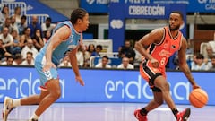 El jugador del Río Breogán C. Moore y el jugador del Valencia Basket J. Montero, durante el partido de la jornada 3 de la Liga Endesa de baloncesto, este domingo en el Pazo Provincial dos Deportes de Lugo.