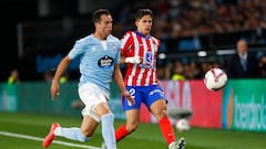 El defensa del Celta de Vigo Javier Manquillo pugna por un balón con el delantero del Atlético de Madrid Rodrigo Riquelme durante el partido de LaLiga en Primera División que Celta de Vigo y Atlético de Madrid disputaron esta temporada en el estadio de Balaídos.