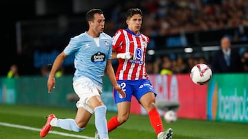 El defensa del Celta de Vigo Javier Manquillo pugna por un balón con el delantero del Atlético de Madrid Rodrigo Riquelme durante el partido de LaLiga en Primera División que Celta de Vigo y Atlético de Madrid disputaron esta temporada en el estadio de Balaídos.