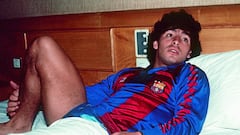 Diego Armando Maradona nunca olvidará a Andoni Goikoetxea. Una entrada del central vasco, el 24 de septiembre de 1983 en un Athletic-Barcelona, le provocó la lesión más grave del astro argentino en su carrera. Incluso tuvo que pasar por el quirófano. Regresó a los terrenos de juego el 8 de enero de 1984, tres meses y medio después de la lesión, ante el Sevilla. El Barcelona ganó 3-1 y el ‘Pelusa’ hizo un doblete. Al final de esa temporada se marchó al Nápoles con el que consiguió dos títulos de Liga italiana, una Copa de la UEFA. En 1986 se proclamó campeón del mundo con Argentina, en México. En esta cita mundialista dejó dos goles para la historia: el del ‘Barrilete cósmico’, que inmortalizó Víctor Hugo Morales, y el de la ‘mano de Dios’. En Italia 90, Maradona llevó a Argentina al subcampeonato. 
