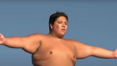 Zeke Sánchez abriendo los brazos, en bañador, antes de saltar al agua desde un trampolín.