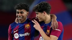 Lamine Yamal y Cubarsí, abrazados después del final de partido Barça-Nápoles.