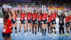 Las juveniles españolas celebran el triunfo ante Alemania.