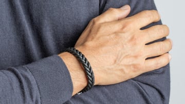Esta pulsera de Lotus para hombre está hecha de acero inoxidable y cuero trenzado.