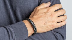 Esta pulsera de Lotus para hombre está hecha de acero inoxidable y cuero trenzado.