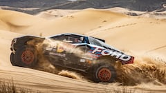 Carlos Sainz y Lucas Cruz con el Ford, durante la tercera etapa del Rally de Marruecos.
