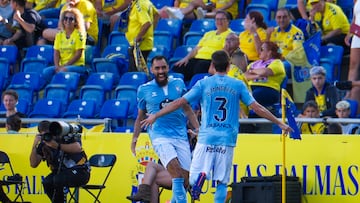 Borja Iglesias y Mingueza celebran el gol anotado ante el Las Palmas.